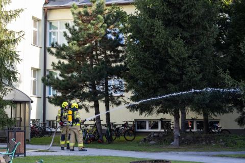 Ćwiczenia ewakuacyjne w Szkole Podstawowej nr 1 w Skrzyszowie — zdjęcie 6