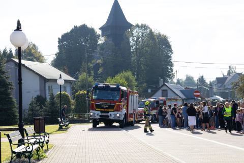 Ćwiczenia ewakuacyjne w Szkole Podstawowej nr 1 w Skrzyszowie — zdjęcie 14