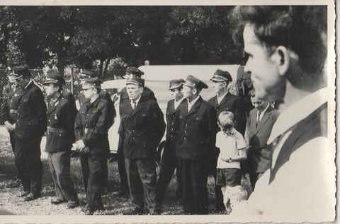 Archiwalne czarno-białe zdjęcie z obchodów 60-lecia: druhowie w mundurach podczas uroczystości