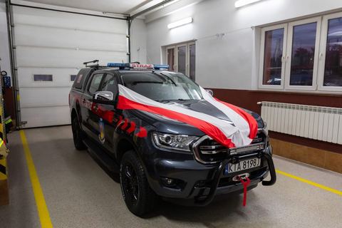 Samochód rozpoznawczo-ratowniczy Ford Ranger 369k51 w garażu remizy
