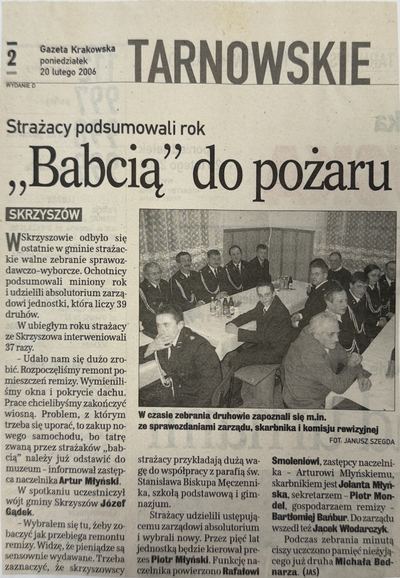 Wycinek z Gazety Krakowskiej z 20 lutego 2006 roku: artykuł „Babcią” do pożaru o walnym zebraniu OSP w Skrzyszowie, ze zdjęciem druhów w mundurach siedzących przy stołach