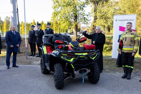 Quad 4x4 podczas uroczystości poświęcenia, obok strażacy i uczestnicy obchodów